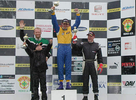 Anders Christensen (th) på podiet for første gang i Advan Cup, vinderen Michael Skipper Pedersen samt Tim Søndergaard (tv) på anden pladsen.